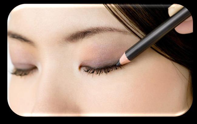 2.4 Aanbrengen van een eyeliner en/of oogpotlood. Het aanbrengen van de eyeliner wordt meestal aangebracht naar de wens van de persoon.