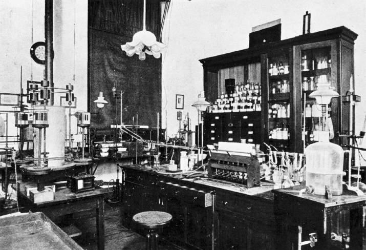 opening kreeg het laboratorium de naam van Van t Hoff (1852-1911) die in Utrecht had gestudeerd en die op de dag van de opening werd geëerd