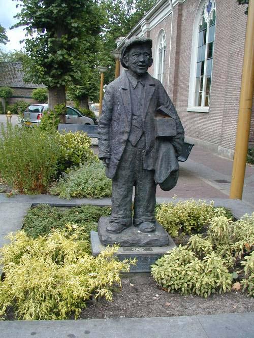 kerk staat een bronzen marskramer die in de 19 de eeuw in Vaassen en omgeving actief is geweest. Hij heette Willem van Tongeren en heeft geleefd van 1864 tot 1942.