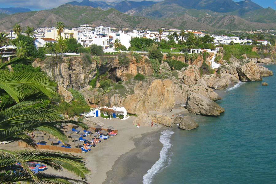 Nerja Op een klein uur rijden van Málaga ligt het charmante kustplaatsje Nerja. De kustlijn is hier bezaaid met kleine romantische baaitjes en strandjes, wat ook kinderen geweldig zullen vinden.