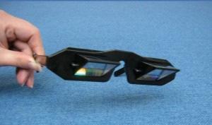 VAPH-Kenniscentrum Hulpmiddelen 19 van 20 3.3 Prismabril Een prismabril is een bril met spiegels en draait het gezichtsveld over een rechte hoek.