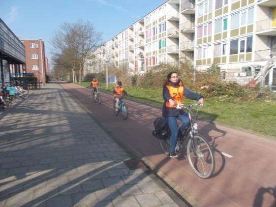 Vandaag, donderdag 23 maart, heeft groep 8 het praktijk verkeersexamen gedaan. Spannend. Zij moesten op de fiets een parcours door Osdorp afleggen. Langs de route stonden ouders als controleposten.