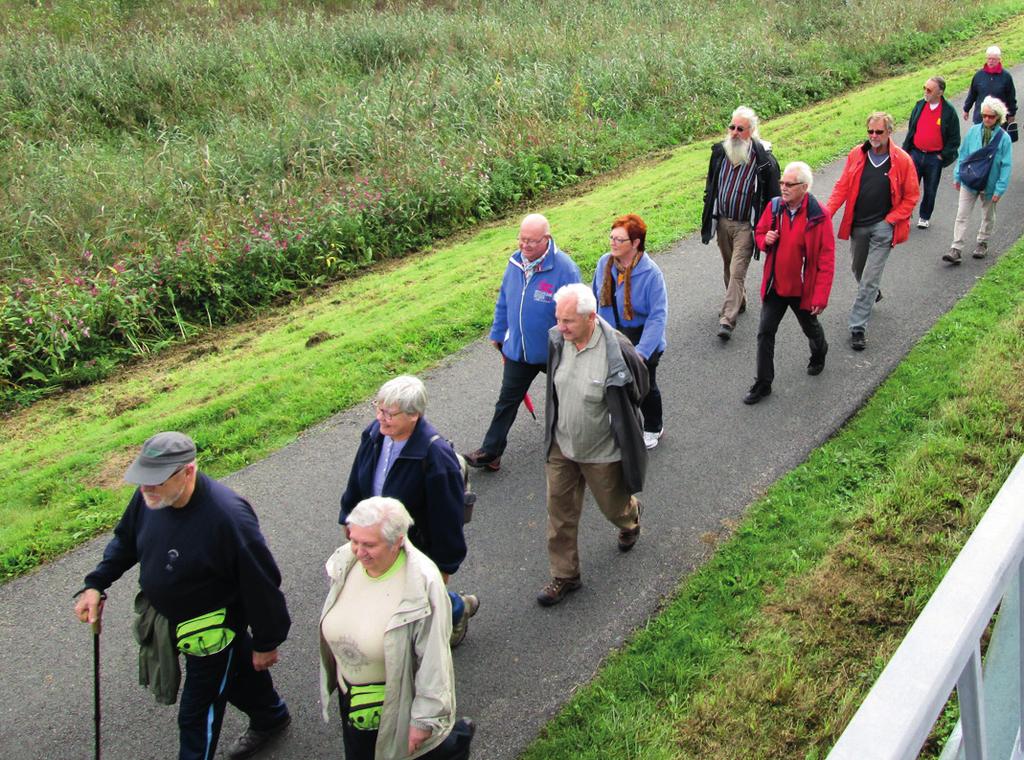 Als deze niet aanwezig zijn, loop je op de berm. Als er ook geen berm is, mag de groep op het fietspad lopen. Fietsers en bromfietsers hebben daar wel voorrang. Is er geen trottoir, berm of fietspad?