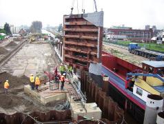 4 Doorsnede over sluiskolk 5 Sluis 5 direct na de stremming 6 Om tijd te winnen zijn de sluisdeuren afgehangen in de smalle bouwkuipen van de sluishoofdwanden vóór de stremmingperiode 7 Afhangen