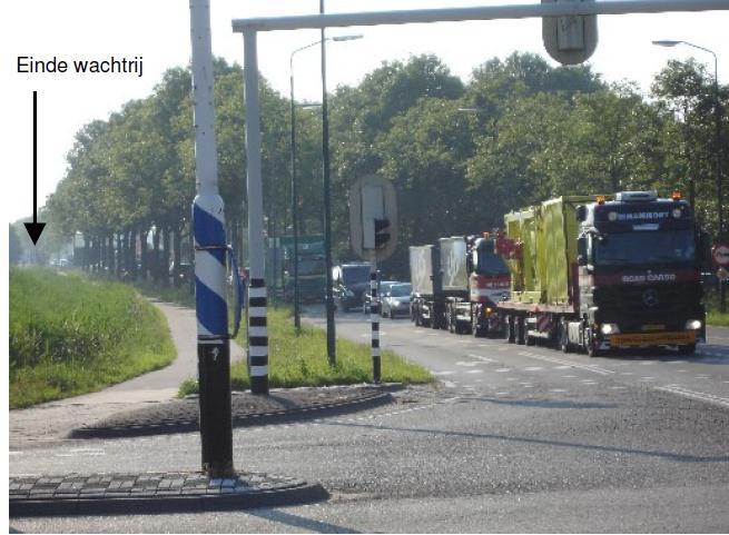 Afbeelding 12: De wachtrij bij de kruising met de Prins Hendrikstraat Verder wordt de verkeersafwikkeling op het wegvak verstoord door de spoorwegovergang 10.