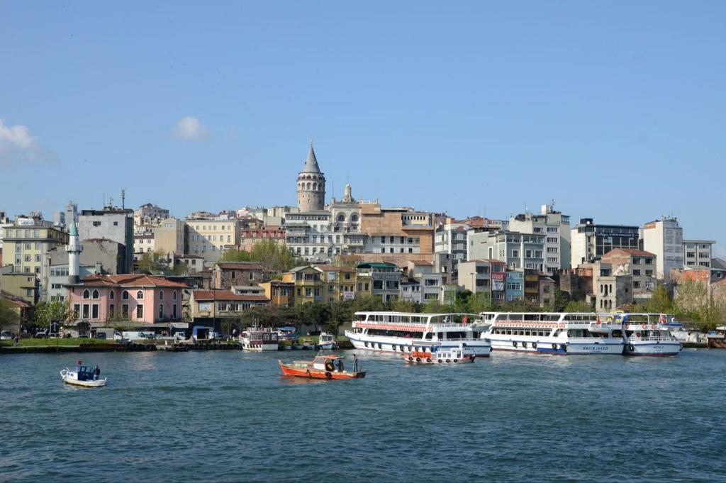 Tijdens een (facultatieve) boottocht over de Bosporus passeer je onder andere het Dolmabahçe-paleis, de indrukwekkende Europabrug, forten en een aantal authentieke, voor het vroegere Istanbul zo