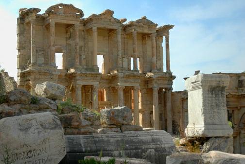 Efese was ook een belangrijk religieus centrum; van heinde en ver kwamen er mensen om de grote tempel van Artemis, één van de antieke zeven wereldwonderen, te bezoeken.