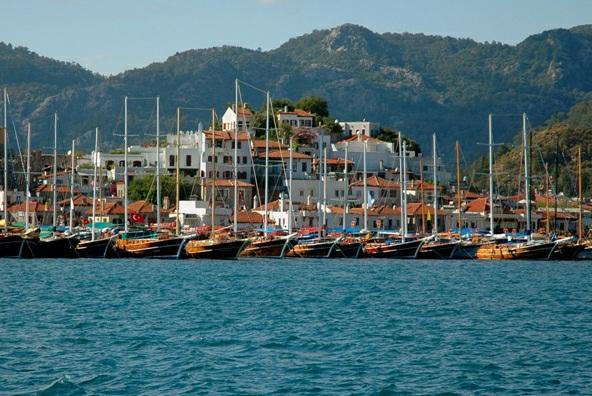 Na het verblijf in Pamukkale gaat de reis dwars door een prachtig bergachtig landschap naar een havenplaatsje aan de zuidkust van Turkije.