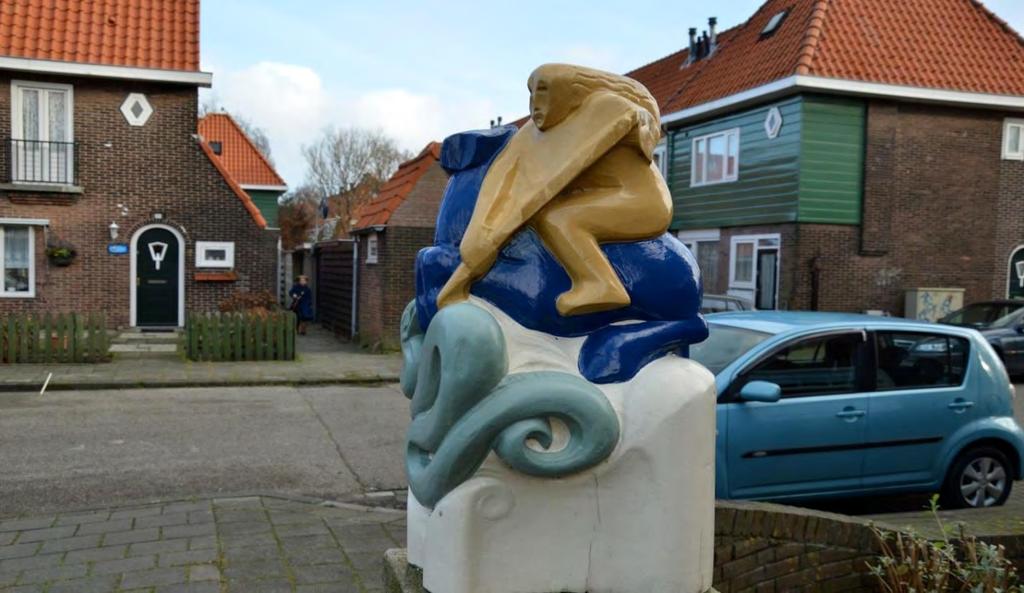 velstenen geplaatst en stadsbeeldhouwer Hildo Krop (1884-1970) kreeg opdracht diverse beelden te maken. Na 1945 werd het beleid om de openbare ruimte met beeldende kunst op te luisteren voortgezet.