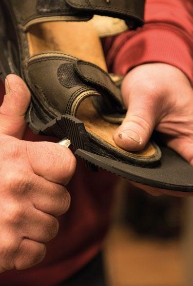 Op maat gemaakte schoenen of semi-orthopedisch schoenen In sommige gevallen is het minder gewenst om confectie schoenen te dragen.