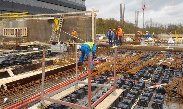 De entresolvloer op de fietsenkelder is gelegd - gestort en afgewerkt.