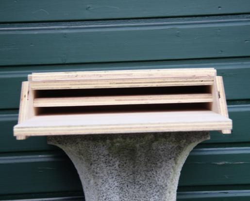 Doordat de kasten zijn opgebouwd uit meerdere lagen kunnen de vleermuizen intern verhuizen bij warmte of koude.
