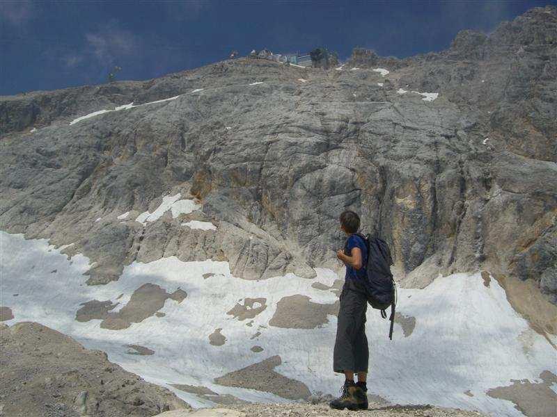 Eerst onder de Sonn-Alpin kabelbaan door.