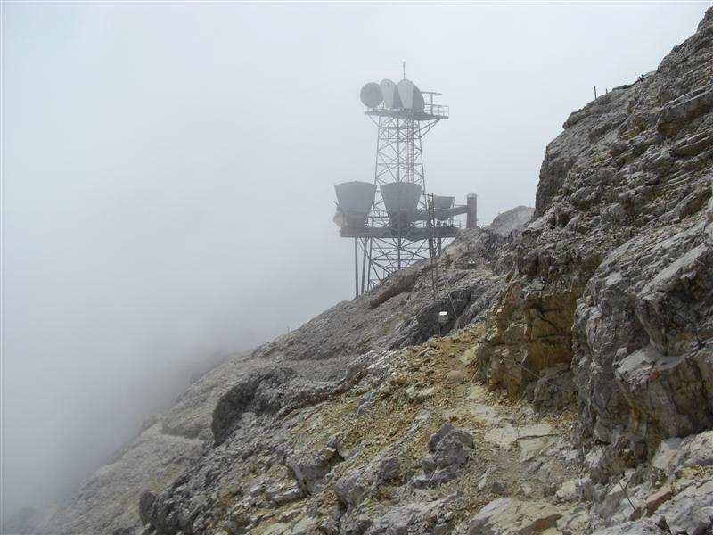De top van de Zugspitze is bijna helemaal vogebouwd. Er zijn 3 kabelbanen en een tandradbaan.