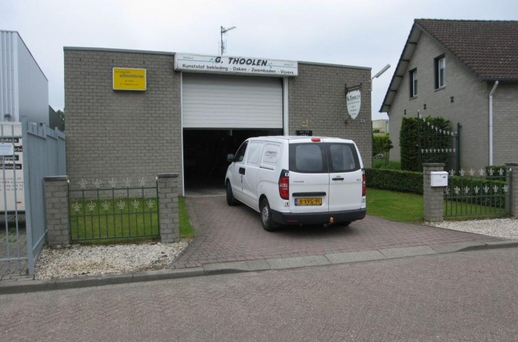 Ligging en indeling Naast het woonhuis gelegen loods (25 x 20m = circa 500m²) met lichtstraat, kantoor (5 x 4m = circa 20 m²), sectionaalpoort 4 meter hoogte en krachtstroom.