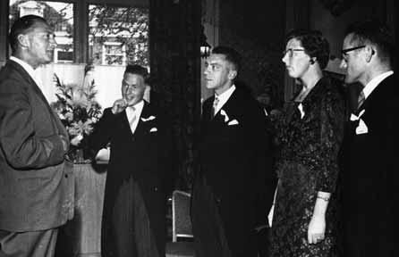 Het 50-jarig jubileumfeest in de Stadsgehoorzaal. Van links naar rechts burgemeester Berghuis, Gerard Bos, Jelle van der Veen (voorzitter), To Keijzer en Daan Gunnink. 1959.