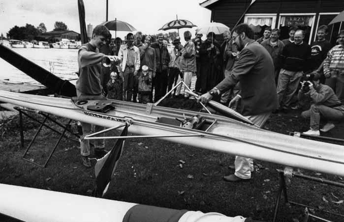 De doop van de skiff de Waterviolier door Rinske de Vries, onder toeziend oog van voorzitter Gerrit Douma en leden van de roeivereniging tijdens het 85-jarig bestaan in september 1994.