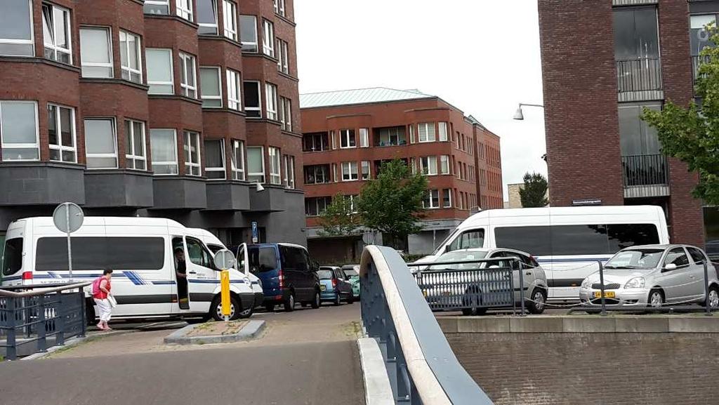 Figuur 4.1: Busjes bij de brug in de Elburgstraat Variant 1 heeft, naast de ontsluiting via Lovink, de volgende voordelen: 1.