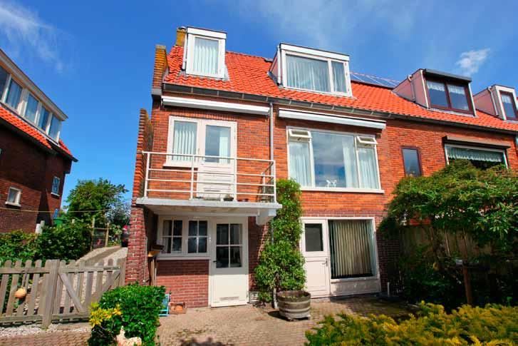 Soort woning : Eengezinswoning Bouwjaar : 1952 Inhoud woning : 265 m³ Tuinligging : zuidwesten Perceeloppervlakte : 354 m² Op een mooie locatie met vrij uitzicht over de ringvaart ligt deze