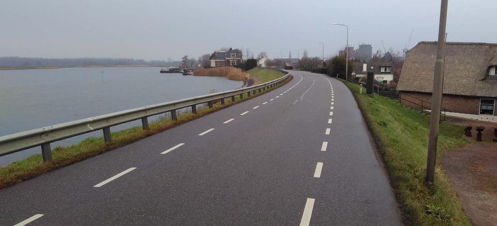 3.2 Rivierdijken Hollandsche IJssel; De dijken langs de Hollandsche IJssel zijn relatief hoog met steile taluds en veel bochten.
