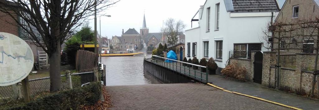De dijken langs de Hollandsche IJssel worden aan beide zijden actief gebruikt als fietsroute en in mindere mate als wandelroute.