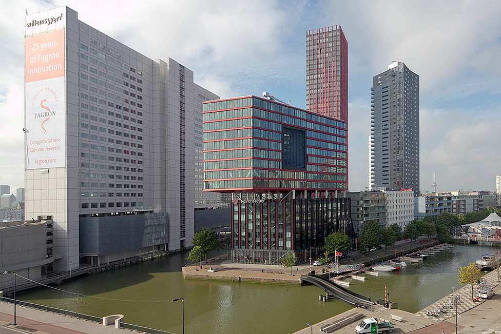 OMSCHRIJVING Fantastisch gelegen 3 kamer hoekappartement op de 7e verdieping in complex "De Wijnhaeve" in Rotterdam centrum.