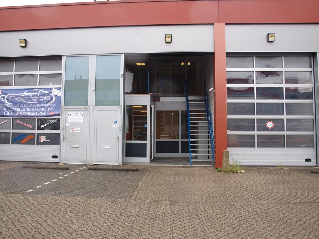 Te Huur Deventerseweg 24 te Barendrecht Modern en representatief bedrijfspand, bestaande uit ca. 60 m2 bedrijfsruimte en ca. 40 m2 entresol/kantoor alsmede 1 parkeerplaats.