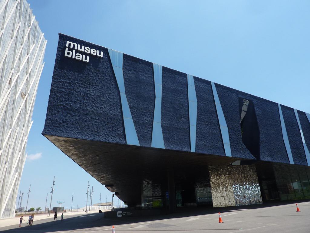 Forum Museu Blau Forum Museu Blau (Herzog & de Meuron) In 2004 werd door de stadsraad van Barcelona het Forum der Culturen georganiseerd met als doel de stad internationaal te profileren.