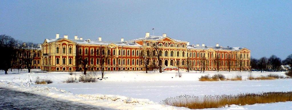 Jelgava-paleis in Koerland, de residentie van Lodewijk XVIII van 1798 tot 1801 en van 1804 tot 1807 In 1807, bij de Vrede van Tilsit tussen Napoleon en de nieuwe tsaar Alexander, werd hij gedwongen