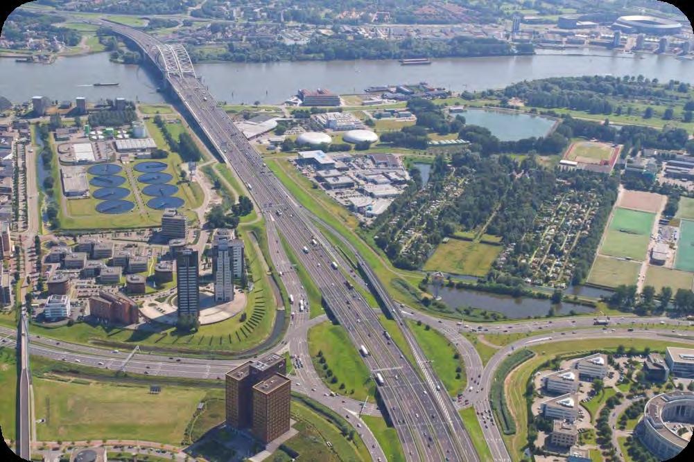 De Maasboulevard biedt door de grote bocht in de Maas een uitstekend uitzicht op de Skyline van Rotterdam. Het centrum van Rotterdam bereikt u per auto in slechts 10 minuten!