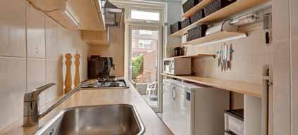 De keuken is voorzien van een gaskookplaat, schouwkap, oven, vaatwasser (2015) en koelkast. In de keuken bevindt zich een praktische provisiekast met de aansluiting voor de vloerverwarming.