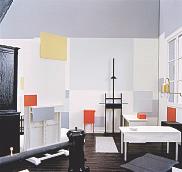 Links: Piet Mondriaan (1872-1944) in zijn atelier in 1926; rechts: Composition dans le losange avec jaune, noir, bleu, rouge et gris (1921).
