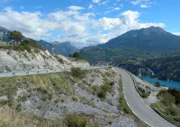 Vars begint direct buiten Guillestre. De Col de Vars is de makkelijkste grote col in de buurt van Briançon en loopt geleidelijk omhoog met een gemiddeld percentage van 6%.
