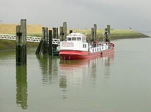 (blz. 1) Teken petitie voor verbetering Perkpolder-Hansweert (17 augustus 2017) (Pont: Ze15) Tussen Perkpolderhaven en Hansweert vaart er enkele malen per dag een veerpont voor voetgangers en