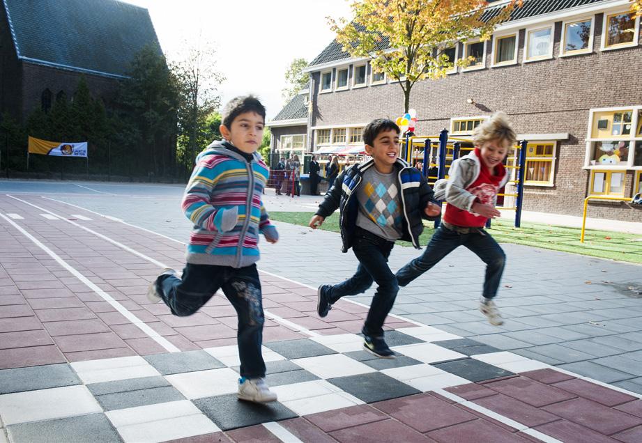 Deelnemende scholen mogen de helft van de opbrengst zelf besteden aan buitenactiviteiten, de andere helft gaat naar Jantje Beton.