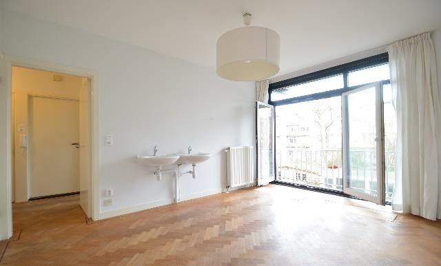 In de steeds populairder wordende buurt De Baarsjes in Amsterdam-West bieden wij dit ruime en lichte 3-kamer appartement van 69 m2 met balkon aan.
