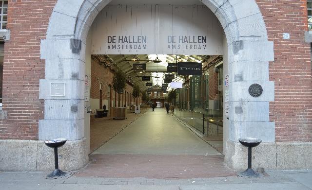 De Hallen deze vroegere tramremise is betoverend gerenoveerd en herbergt nu een luxueus hotel, een bioscoop, twee restaurants en de Foodhallen, een