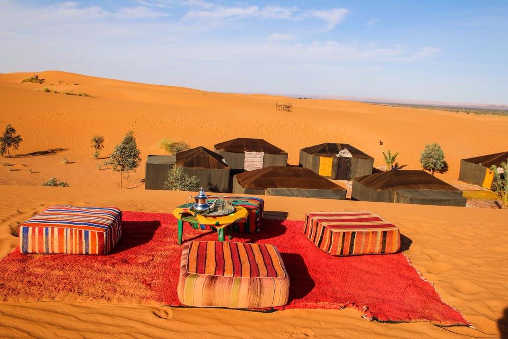elk uur een ander kleurspektakel laten zien. We dineren en overnachten in bedoeïenententen onder de sterrenhemel van de Sahara.