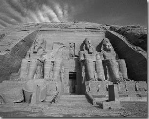 Donderdag 30 november 2017 Dagexcursie naar Aboe Simbel. Deze geweldige rotstempel is uit de rots gezaagd, 65 meter omhoog gevijzeld en in volle luister wederopgebouwd.