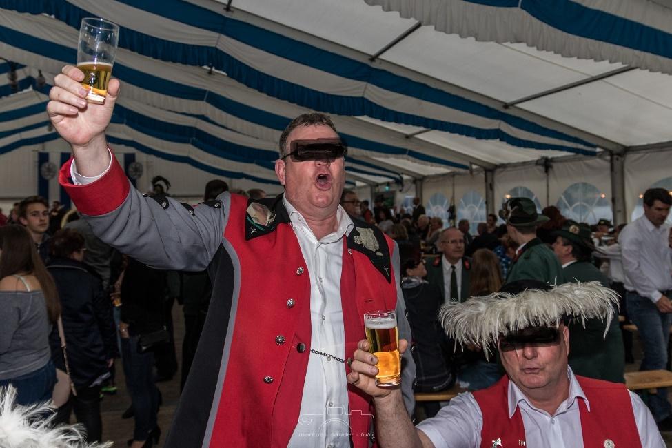 De zaterdag werd voortgezet in de grote feesttent op de Promenade waar het dit jaar wat tegenviel qua aantal bezoekers maar voor ons mocht dat de pret niet drukken en al gauw hadden we ons plekje in