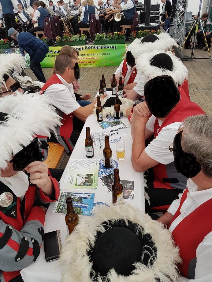 Bij het ontbijt op de zondag morgen werd de schade van de dag ervoor doorgenomen, maar op een enkeling na zat iedereen redelijk goed in zijn vel aan de tafel.