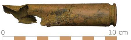 Op de stort van werkput 14 is een koperen kogelhuls gevonden (afbeelding 21). De huls heeft een afmeting van 77 millimeter bij 20 millimeter en aan het uiteinde is het kenmerk D.M. 4 gegraveerd.