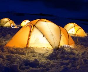 OPTIONELE ACTIVITEITEN WAARAAN U KUNT DEELNEMEN Kamperen OP AANVRAAG Kampeer een nacht onder de Antarctische hemel Wilt u uw Antarctica ervaring verdiepen?