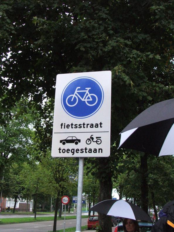 toepassing in Nederland Fietsstraat: niet in Reglement Verkeersregels en Verkeerstekens Aanduiding met verschillende