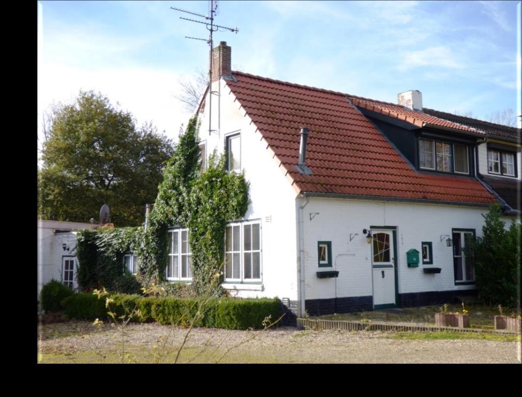 Wijlre Tuinstraat 14 Op een volstrekt sublieme locatie te midden van de rust en natuur staat deze halfvrijstaande woning met diverse bijgebouwen.