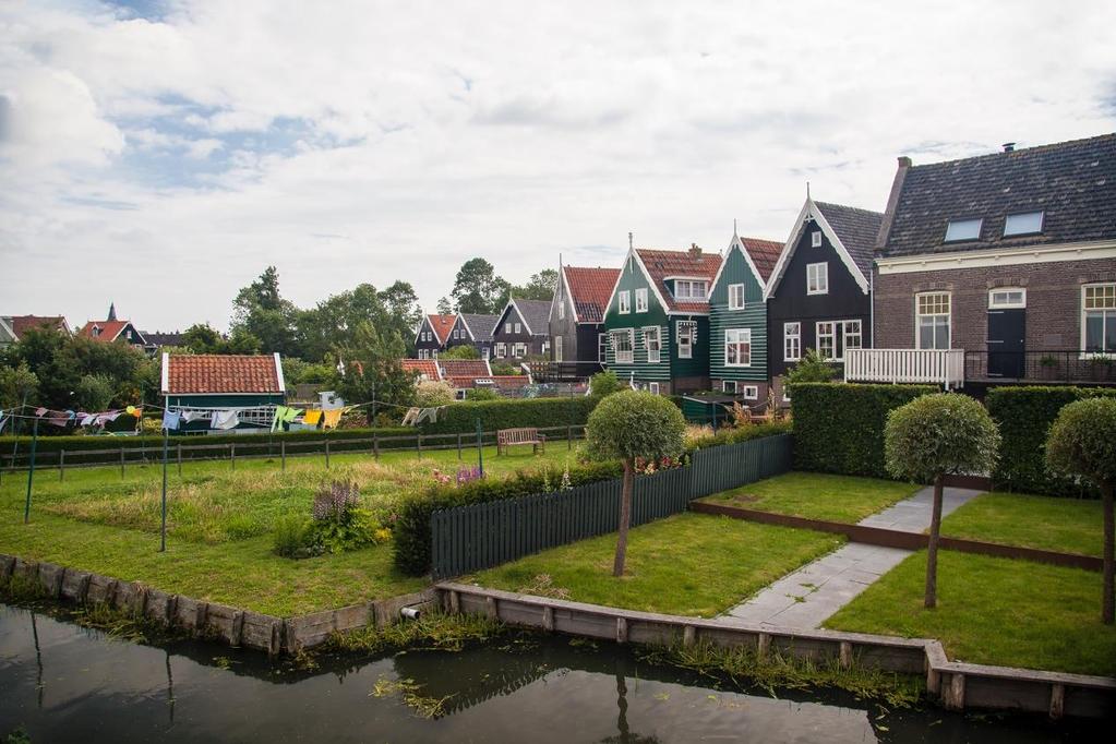 Marken in 1957 bevoorraad via de zee. De vuurtoren brandde op gas en een aggregaat zorgde voor de elektriciteit.