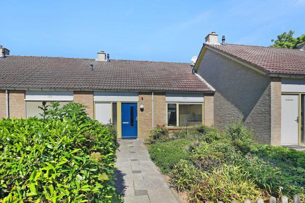 Omschrijving Jong en oud opgelet! Aan rustig hofje gelegen SEMI-BUNGALOW. Deze hoekwoning heeft oa. een slaapkamer en badkamer op de begane grond.