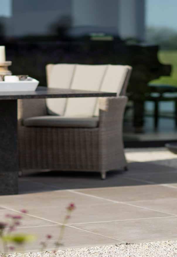 Voegmiddelen TIPS BIJ HET VOEGEN VOEGEN Voegen maken dat mooie keramische terras helemaal af. Door te spelen met voegkleur kunt u uw terras ook nog een extra dimensie geven.