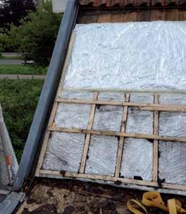 Aanbrengen van de PIF isolatiefolie IN DE PRAKTIJK Bij het aanbrengen rechtstreeks op het dakbeschot gaat u als volgt te werk: Controleer het bestaande dakbeschot op