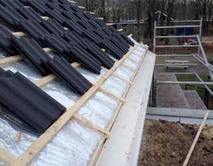 Bij horizontale verwerking begint u met een baan PIF isolatiefolie onder aan de goot en bevestigt deze door te nieten of te knellen op het dakbeschot.